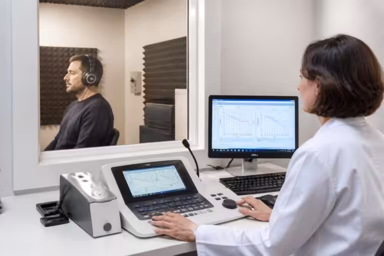 découvrez en quoi consiste l'audiométrie tonale, un examen essentiel pour évaluer votre audition grâce à des tests simples et précis.