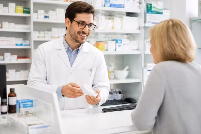 découvrez les missions clés du pharmacien, un professionnel de santé essentiel, et comprenez son rôle dans la gestion des médicaments, le conseil aux patients et la prévention.