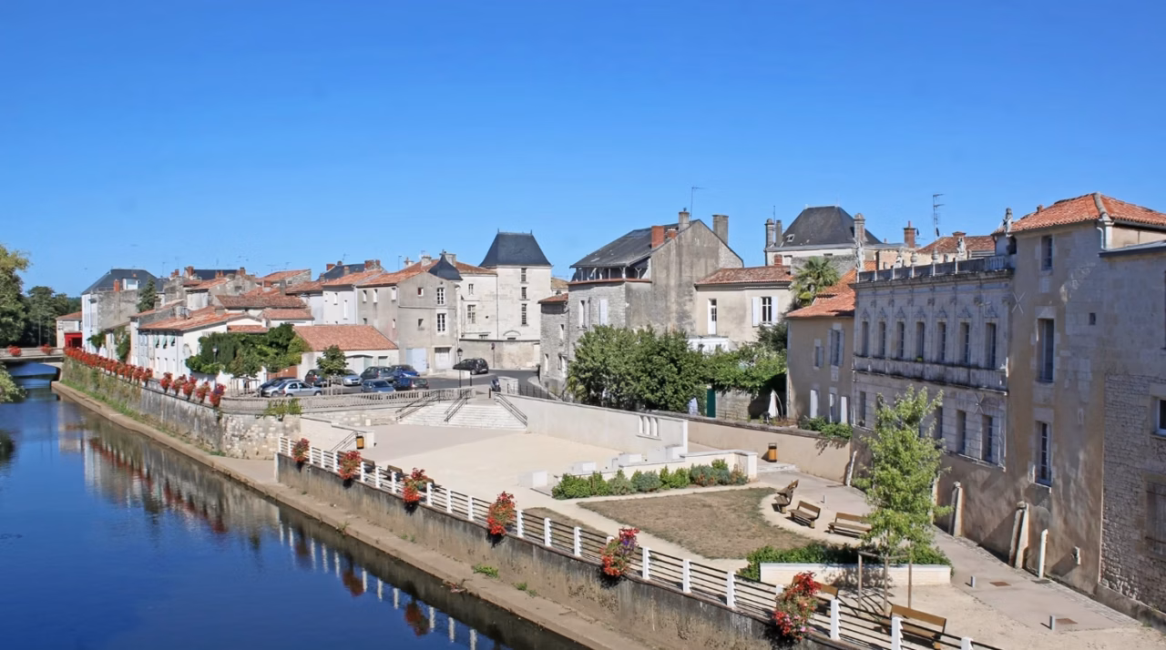 Surveiller la qualité de l’eau de baignade en Loire-Atlantique : un combat quotidien contre les risques de contamination
